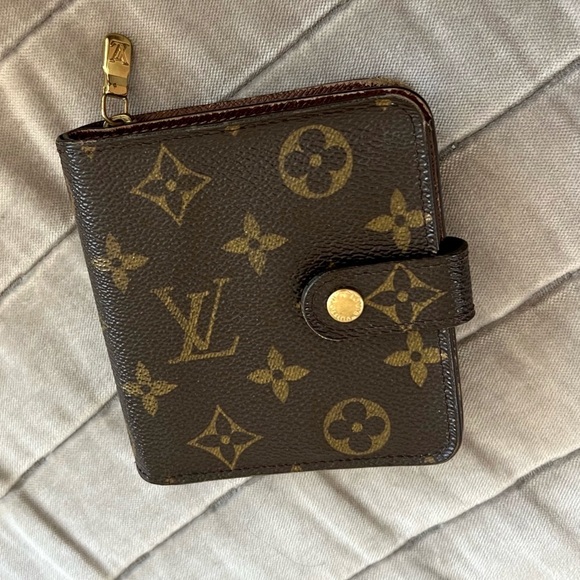 Louis Vuitton Monogram Bifold Wallet - Picture 3 of 15